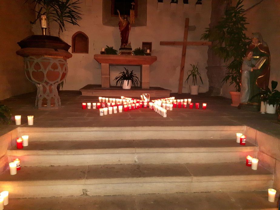 Lichteraktion in St. Michael Neuhof - Foto: Detlef Freihube